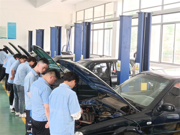 愛上江?！ぴ洪L說學(xué)院 _ 走進(jìn)智能裝備與交通技術(shù)學(xué)院4.jpg