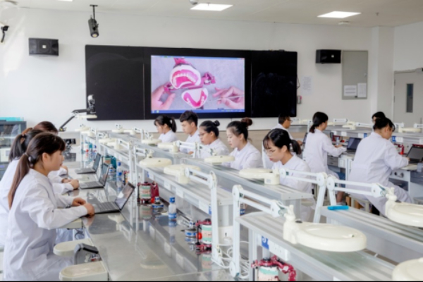 24招生季 ?專(zhuān)業(yè)巡禮 _ 醫(yī)學(xué)院：口腔醫(yī)學(xué)技術(shù)專(zhuān)業(yè)8.jpg