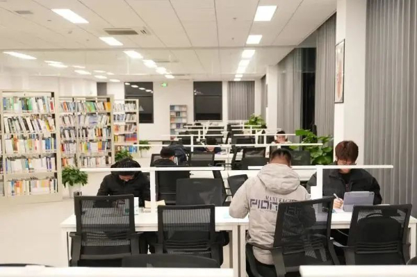 【招生專欄】南京機(jī)電職業(yè)技術(shù)學(xué)院 2024年江蘇高考招生指南27.jpg