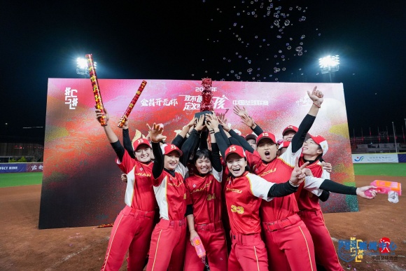 南工大江蘇女壘衛(wèi)冕中國壘球聯(lián)賽冠軍6_副本.jpg