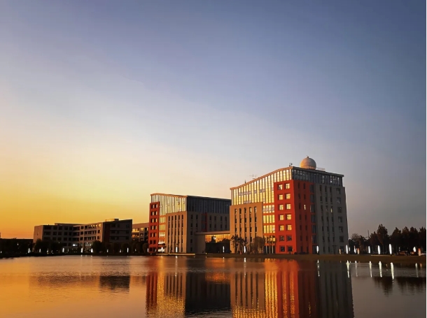 1751781180509690.png 南機(jī)電的空鏡頭詩15.png