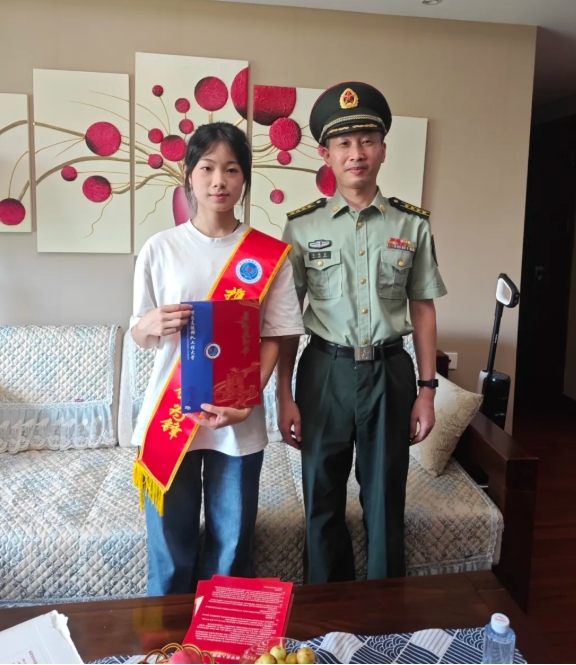 江蘇650分榜首學(xué)子接收信息支援部隊(duì)工程大學(xué)“成長邀約”！7.png