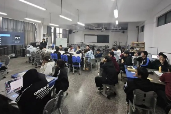 硅湖職業(yè)技術(shù)學(xué)院 從興趣出發(fā)，讓熱愛(ài)發(fā)光9_副本.jpg