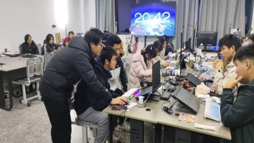 硅湖職業(yè)技術(shù)學(xué)院 從興趣出發(fā)，讓熱愛(ài)發(fā)光12.png