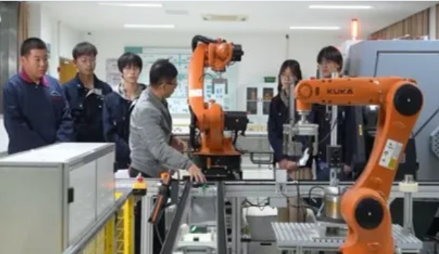 1766741596793881.png 揚(yáng)州職業(yè)技術(shù)大學(xué)構(gòu)建系統(tǒng)化育人體系 賦能新時(shí)代“智造工匠”培養(yǎng).png