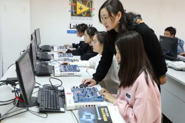 1766741602371408.png 揚(yáng)州職業(yè)技術(shù)大學(xué)構(gòu)建系統(tǒng)化育人體系 賦能新時(shí)代“智造工匠”培養(yǎng)2.png