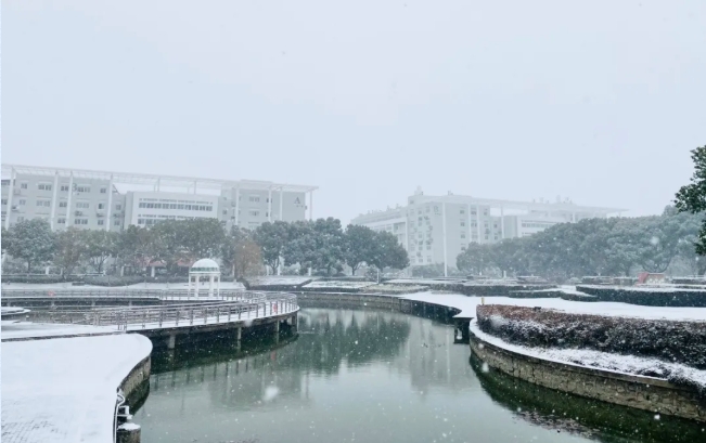 初雪治愈，靜謐如畫！常州工程學(xué)院披上冬日銀裝！2.png