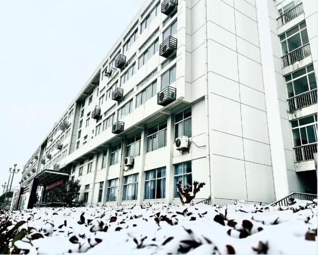 初雪治愈，靜謐如畫！常州工程學(xué)院披上冬日銀裝！13.png